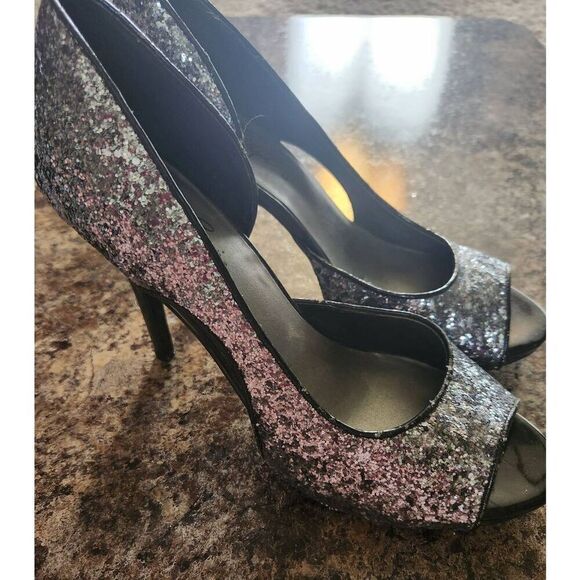 ɗ Fergie silver sparkly and black high heel pumps m - Picture 3 of 12